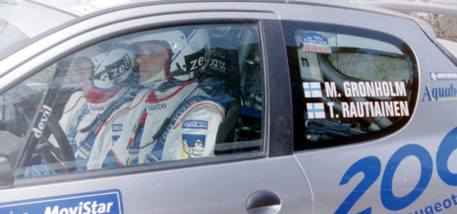 Dimanche 26 Novembre 2000 ! Après une campagne de quatorze pays visités à toute vitesse et pas moins de 6000kms de spéciales, Marcus Grönholm, accompagné de son fidèle copilote beau-frère […]